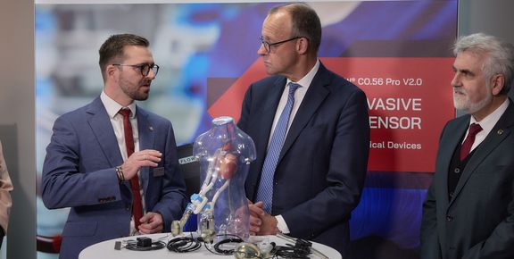 SONOTEC employee explains sensors for medical technology