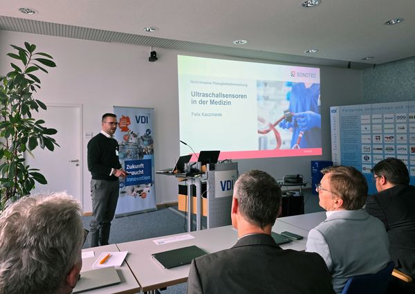 Felix Kaczmarek holds a presentation on ultrasonic medical sensors at the 15th VDI-Forum (copyright SONOTEC)